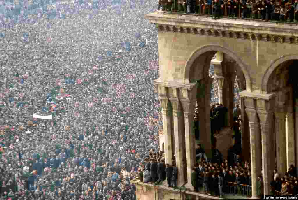 January 1990: In the Caucasus, independence movements begin to crack along ethnic lines. On the streets of Azerbaijan, about 90 Armenians are killed in a pogrom, some of them tortured to death. When Soviet troops move in, ostensibly to stop the violence, more than 100 Azeris are killed. Vast crowds gather for the funerals (pictured) of Azerbaijani victims of the Soviet crackdown. &nbsp;