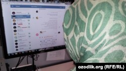 Узбекская девушка читает сообщения на своей странице в мессенджере Telegram. Иллюстративное фото.