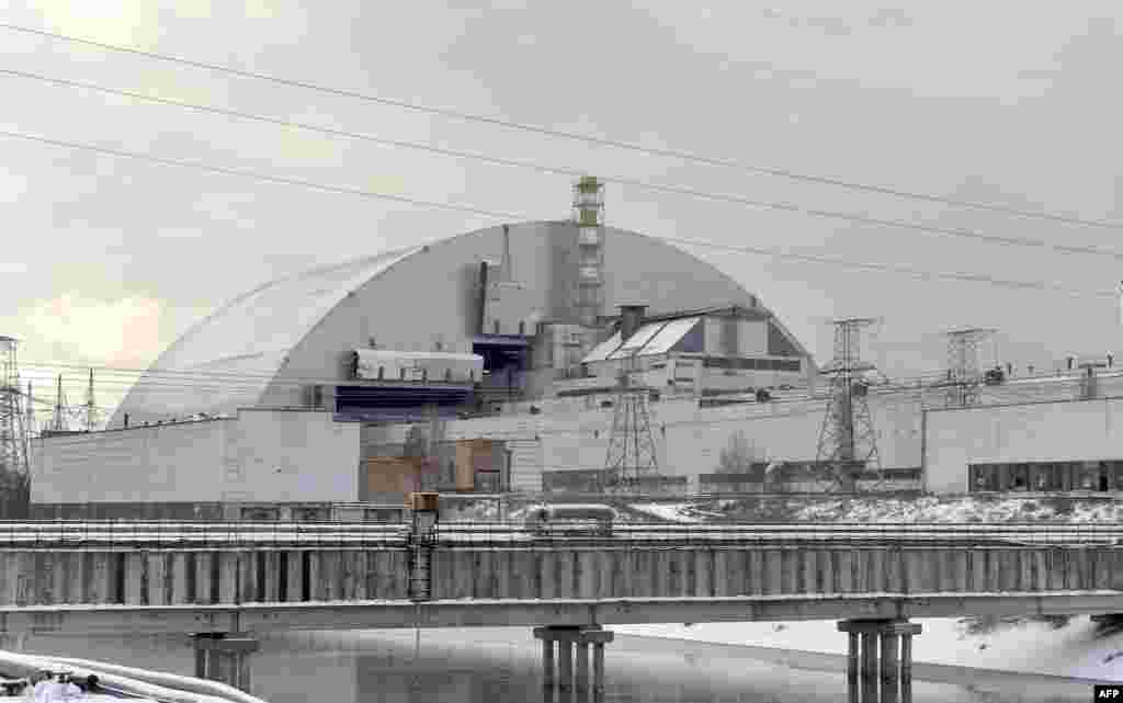 29 листопада офіційно відкрили нову гігантську споруду, конфайнмент, який надалі запобігатиме витоку радіації зі зруйнованого внаслідок катастрофи 1986 року на Чорнобильській АЕС четвертого енергоблоку. Споруда висотою 108 метрів коштувала приблизно 1,6 мільярда доларів, фінансування надав Європейський банк реконструкції та розвитку. За даними ЄБРР, фонд зі спорудження накриття підтримали уряди понад 40 країн. Термін експлуатації &ndash; 100 років. ДИВИТИСЯ ВІДЕО