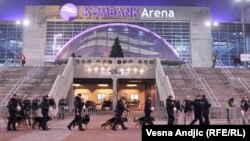 Policija ispred Kombank arene