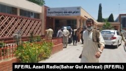 چارواکي وايي، د ننګرهار ولایت مالي او اداري رییس نصیراحمد ابراهیم خېل په موټر پورې نښلول شوي ماین چادونه کړې چې له امله یې دوه تنه ژوبل شوي.