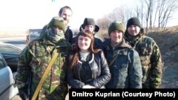 Ирма Крат с военнослужащими АТО. Донбасс, октябрь 2014 года.