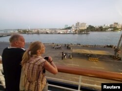 Пасажири на борту круїзного корабля Westerdam дивляться в сторону камбоджійського портового міста Сіануквіль