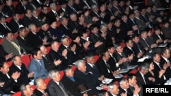 Участники официального собрания апплодируют акиму области Бергею Рыскалиеву. Атырау, 11 февраля 2009 года. 