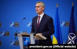 Єнс Столтенберґ під час брифінгу з президентом України Володимиром Зеленським у Брюсселі 16 грудня