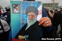 Потрет духовного лидера Ирана, аятоллы Хаменеи