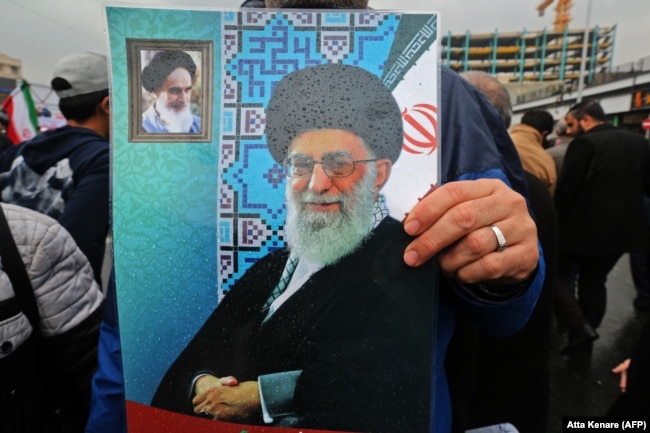 Потрет духовного лидера Ирана, аятоллы Хаменеи