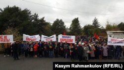 Участники митинга «За честные выборы» в Бишкеке. 30 сентября 2017 года.