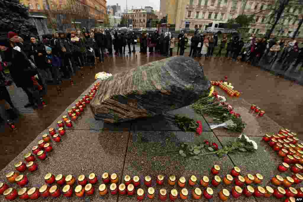 РУСИЈА - Стотици луѓе се собраа пред споменикот Соловецки камен на Плоштадот Лубјанка во Москва, на годишната церемонија во чест на сеќавањето на илјадници луѓе погубени од советските власти за време на Големиот терор на Јосиф Сталин. Целодневната церемонија е наречена Враќање на имињата.