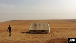 Сириец возле своего тента в провинции Алеппо, Сирия, 21 октября 2015 года.