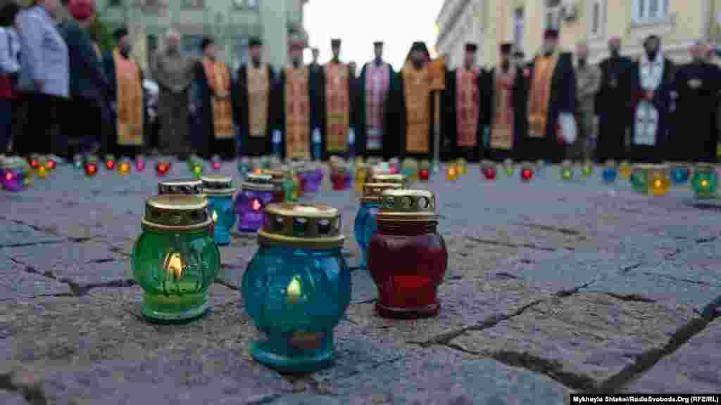 На місті сутичок у центрі міста проукраїнські активісти провели спільний молебень