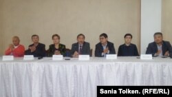 Представители общественных организаций и независимые наблюдатели, осуществлявшие наблюдение за ходом голосования на избирательных участках в столице во время досрочных выборов президента Казахстана 9 июня, на пресс-конференции. Нур-Султан, 11 июня 2019 года.