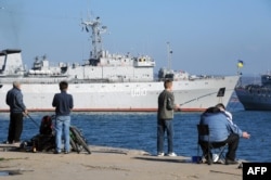 Корабель ВМС України «Славутич» у гавані Севастополя 21 березня 2014 року
