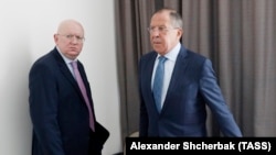 Постоянный представитель Российской Федерации в Совете Безопасности ООН Виталий Небензя (слева) и глава МИД России Сергей Лавров 