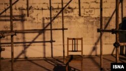 По шариатскому закону родственники жертвы должны участвовать в казни, выбивая стул из-под ног осужденного.
