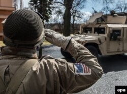 Американський бронеавтомобіль Humvee під час маршу, Прага, 30 березня 2015 року