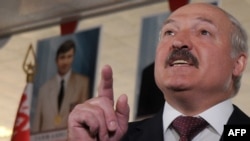 Александр Лукашенко сайлауда дауыс берген соң журналистермен сөйлесіп тұр. Минск, 23 қыркүйек 2012 жыл.