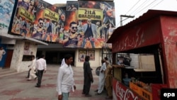 Pakistanlylar "Zila Ghaziabad" atly hindi filmine tomaşa etmäge barýarlar. 2013 ý.