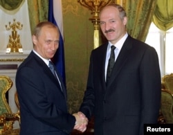 2002 год. Лукашэнка сустракаецца з прэзыдэнтам Расеі Ўладзімірам Пуціным — значна больш папулярным за свайго папярэдніка Ельцына. Праект «саюзнай дзяржавы» тармозіцца, адзіная валюта так і не зьяўляецца
