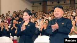 Глава КНДР Ким Чен ЫН и его таинственная спутница.