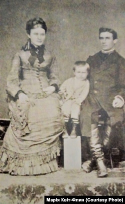 Лонгин Цегельський з батьками у віці 3-х років