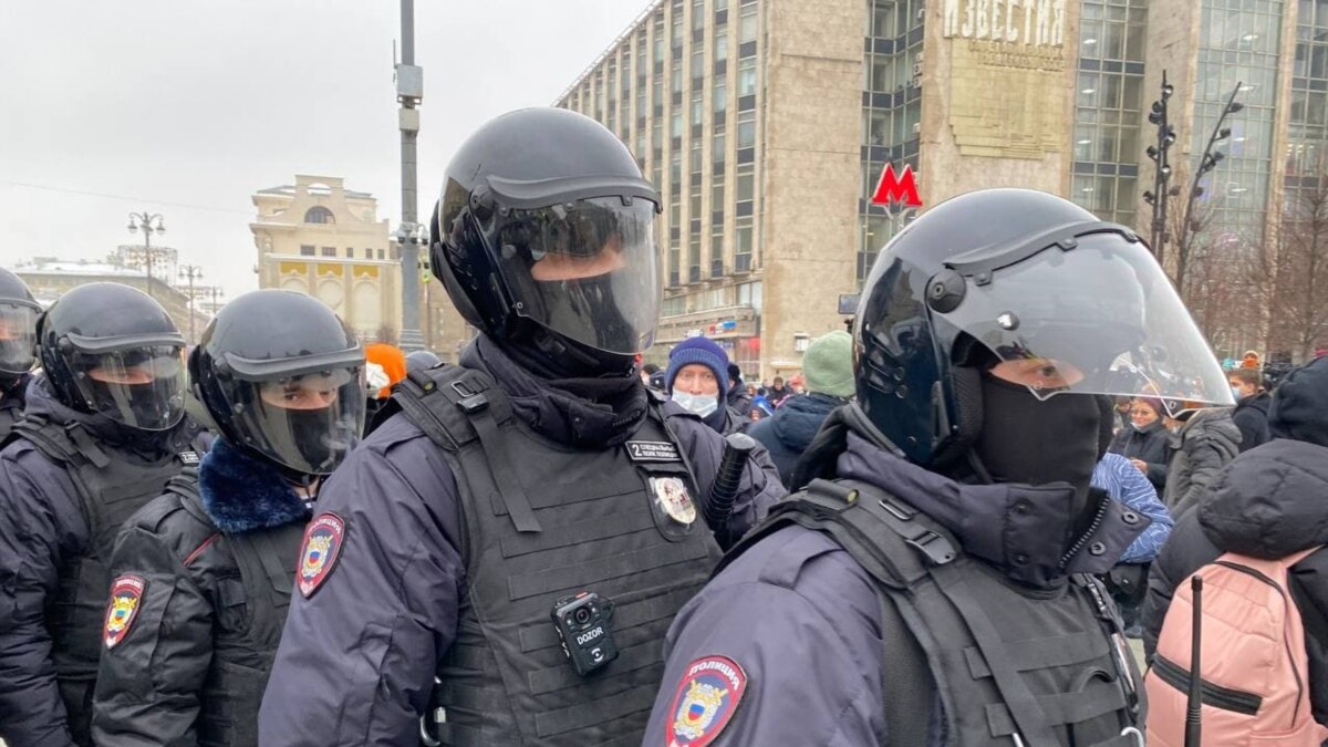 В Москве сотрудники ОМОНа избили пикетчика с плакатом про Путина