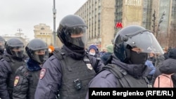 Навальныйды колдоо акциялардагы полиция кызматкерлери. 