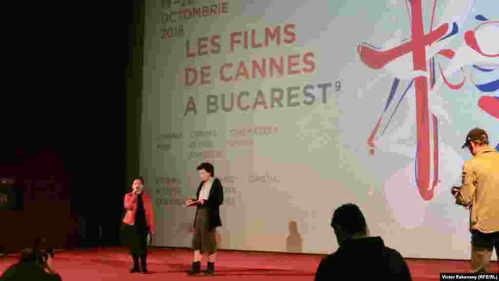 Organizatoarele Festivalului &bdquo;Les Films de Cannes a Bucarest&rdquo; și Festivalului Național de Teatru vorbind despre Kiril Serebrenikov la Cinema Pro.