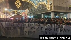 Sa protesta organizovanog u Beogradu u noći usvajanja Zakona o vjeroispovjesti u Crnoj Gori: 27. 12. 2019.