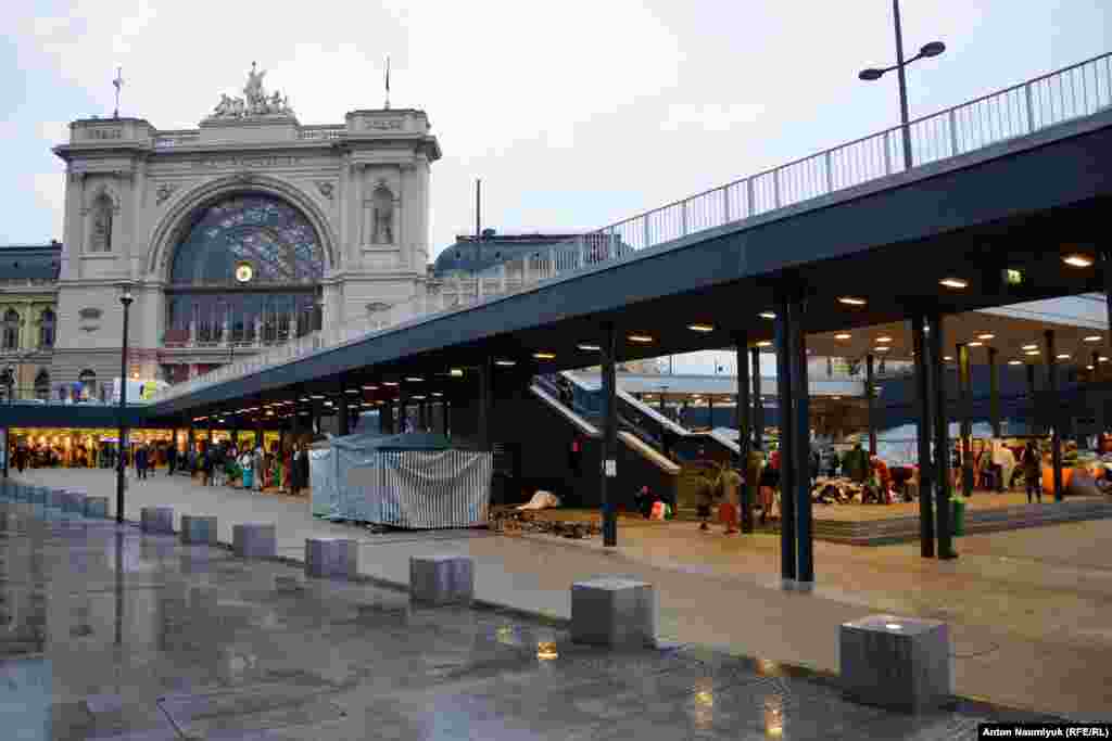 В венгерской столице приезжих стараются на долго не оставлять &ndash; перед вокзалом они проводят несколько часов, если не больны или если их не застала ночь