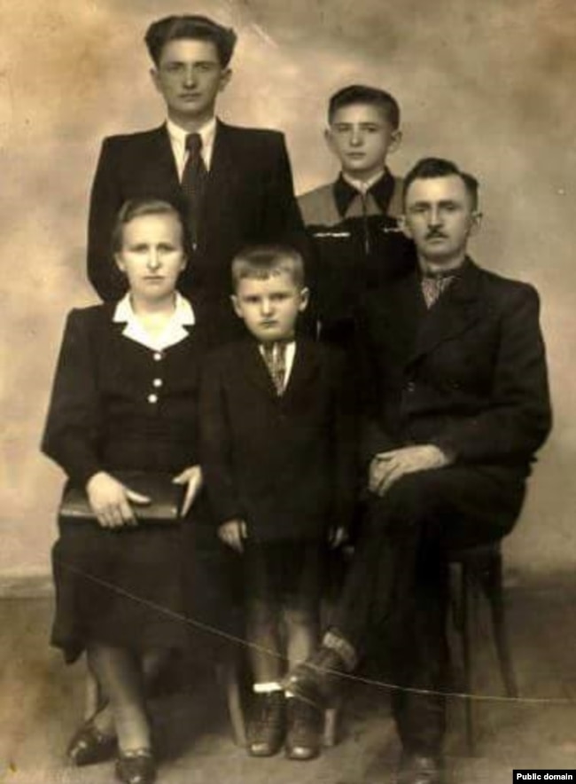 Родина Горинів у 1950 році. Внизу – мати Стефанія, брат Микола, батько Микола. Вгорі – Михайло та Богдан