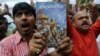 Extremiști hinduși purtând textul sacru Bhagavad Gita într-o manifestație din Mumbai. 