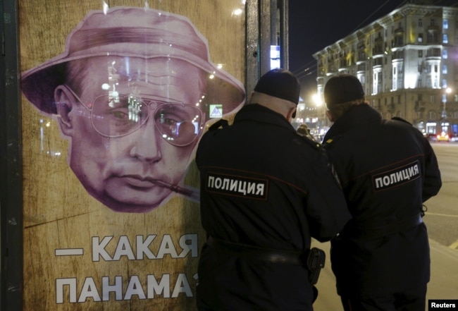 Плакат в Москве, намекающий на российские оффшорные компании в Панаме и их связь с главой государства