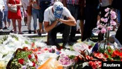 Імпровізований меморіал на місці нападу в Ніцці, 15 липня 2016 року
