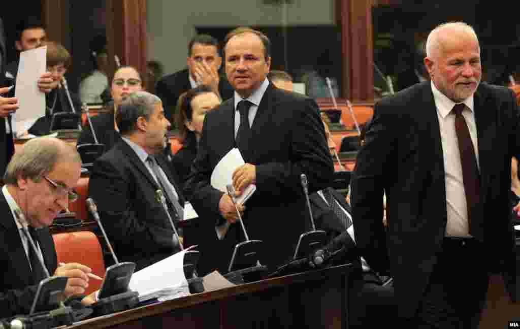 МАКЕДОНИЈА - По средбата на дел од коалиционите партнери на СДСМ во штабот на владејачката партија се огласи само пратеникот и лидер на Демократски сојуз Павле Трајанов. Тој изјави дека на правата средба која ја водел генералниот секретар на СДСМ Миле Зечивеќ, се разговарало за проширувањето на владината коалиција. Тој додава дека реконструкција на Влада ќе поддржат доколку се почитува амандман 6 од Уставот. Трајанов потенцира дека ќе подржи реконструкција само ако има соодветна и правична застапеност на сите етнички заедници во власта и во другите институции.