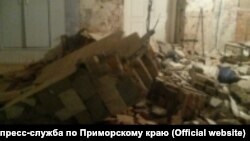 Рухнувшая стена в нежилом доме во Владивостоке 