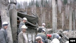 Russian rescue workers search for survivors on May 9 at the Raspadskaya mine, a massive complex that includes some 400 kilometers of mine shafts.