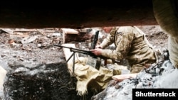 Ілюстраційне фото. Український військовослужбовець у зоні бойових дій неподалік окупованого Донецька