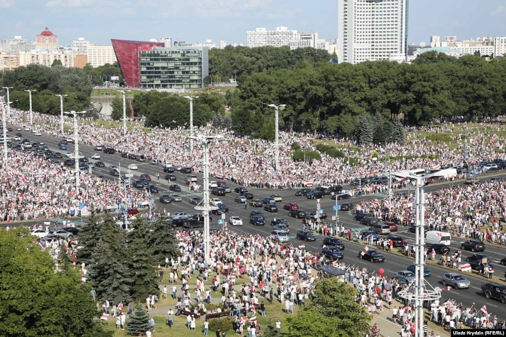 16. August in Minsk in der Nähe der Inschrift & laquo; Minsk & ndash; Heldenstadt & raquo; Mehr als 100.000 Menschen versammelten sich, sagte ein Korrespondent des belarussischen Dienstes gegenüber Radio Svoboda
