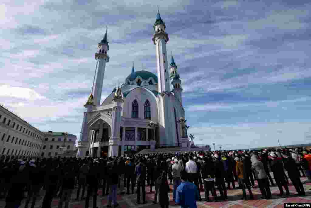 У мечети в Казани. 15 июня 2018 года.