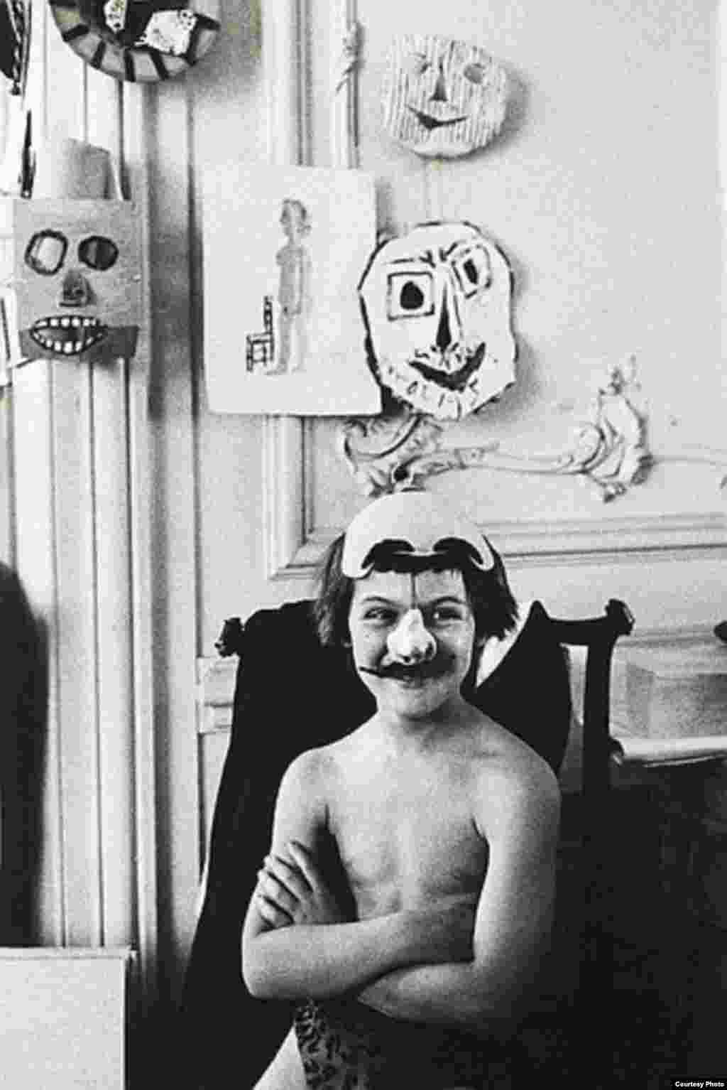 © David Douglas Duncan, Paloma Picasso with a clown mask. La Californie, 1957