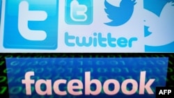 Логотипы социальных сетей Facebook и Twitter.