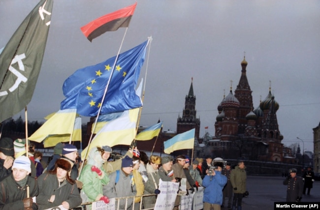 Учасники акції за незалежність України на Красній площі у Москві у день початку IV з'їзду народних депутатів СРСР, одним з основних питань якого було збереження Радянського Союзу. Москва, 17 грудня 1990 року. На акції майорить і прапор тодішнього Європейського економічного співтовариства (ЄЕС)