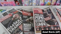 Изложени весници кои известуваат за Слободан Праљак, во јужниот босански град Мостар 140 километри јужно од Сараево, четврток, 30 ноември 2017 година