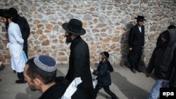 Ортодоксальные иудеи идут в синагогу в праздник Рош Ха-Шана. Умань, Украина, 25 сентября 2014 года