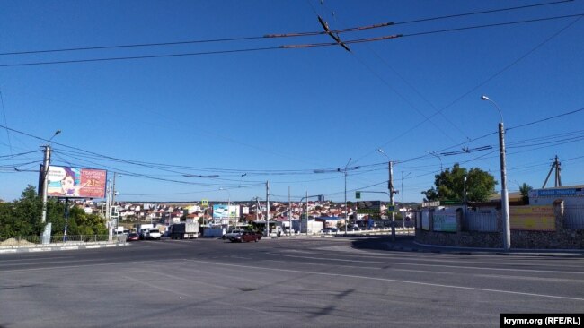 Пока здесь еще перекресток, прямо за ним парковка, слева рынок «Вещевой», справа рынок «Кольцо»