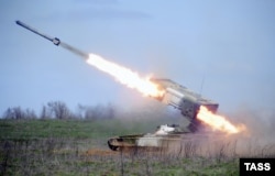 O rachetă multiplă TOS-1A Buratino este lansată în timpul unui exercițiu militar pe terenul de antrenament de la Prudboi, în regiunea Volgograd, în 2014.