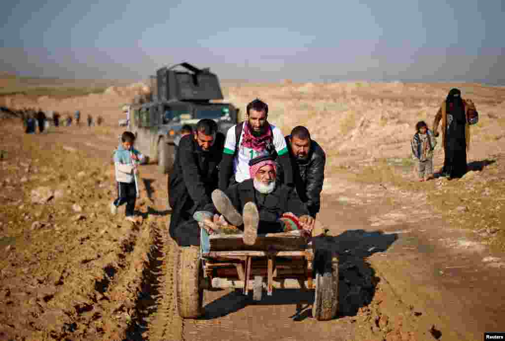 Displaced Iraqis flee their homes as government forces battle Islamic State militants in western Mosul. (Reuters/Suhaib Salem)