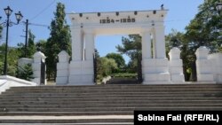 Intrarea în parcul Memorialului dedicat Asediului Sevastopolului (1854-1855)