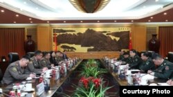 Во время переговоров военных делегаций Китая и Кыргызстана. 22 марта 2017 года.